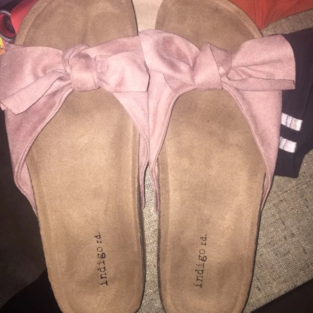 Bow sandals like new!